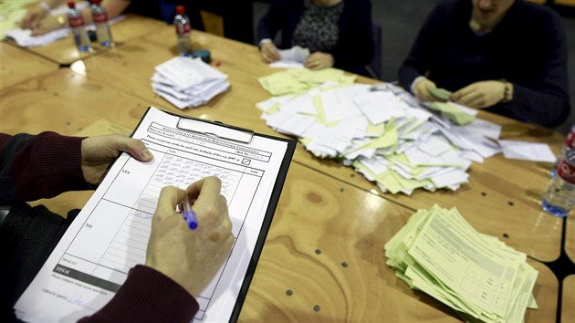 Volební komise v Dublinu sčítá hlasy odevzdané voliči v referendu (23. května 2015).