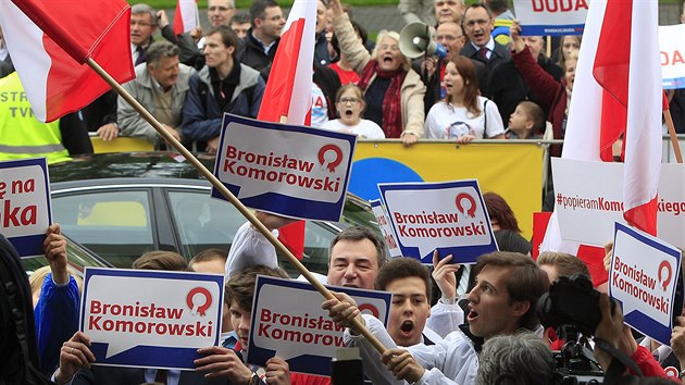 Podporovatel souasnho polskho prezidenta Bronislawa Komorowskho i jeho oponenta Andrzeje Dudy skanduj ped televiznm studiem ve Varav, kde se politici utkali v pedvolebn debat (21. kvtna 2015).