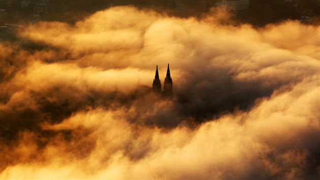 Ve baziliky svatho Petra a Pavla v Praze na Vyehrad vystupuj ze sluncem rozzen rann mlhy. (2. jna 2013)