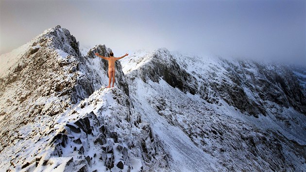 Nah ptaticetilet fotograf a horolezec Dan Arkle  u vrcholu hory Crib Goch v severn sti Walesu.