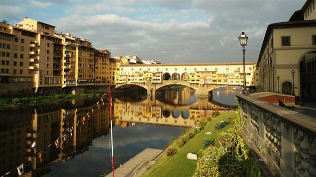 Ponte Vecchio - slavn most pes eku Arno ve Florencii.