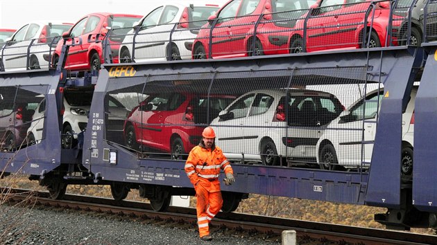 eleznin vagon naloen automobily z kolnsk TPCA (ilustran snmek)