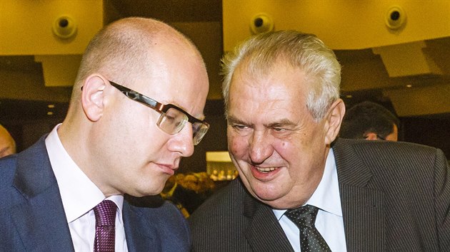 Premiér Bohuslav Sobotka a prezident Milo� Zeman hovo�í na XXVII. Sn�mu...