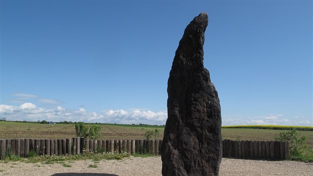 Nejvy menhir v esku nem pln jednotn nzev  -  pe se o nm jako o Kamennm mui, Zkamenlm pasti i Kamennm pasti (7. kvtna 2015).