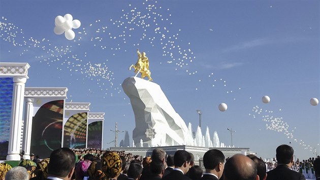 V Turkmenistánu odhalili zlatou sochu prezidenta Gurbanguliho Berdymuhamedova (25. května 2015).
