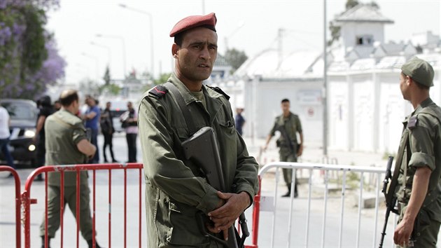 Tunisk vojk v kasrnch zabil sedm koleg a deset dalch zranil (25. kvtna 2015).