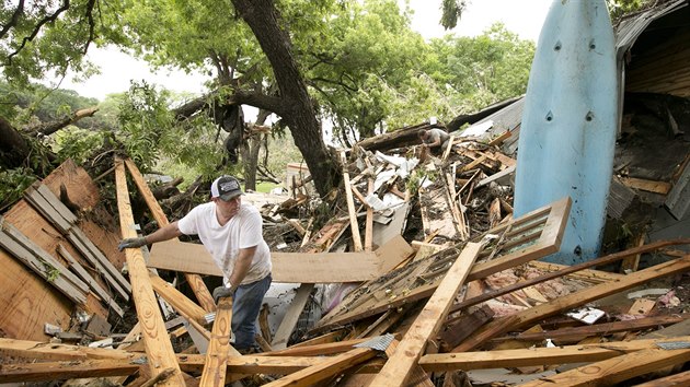 Bleskov d隝 rozvodnil eku Blanco nedaleko texaskho Wimberley (24. kvtna 2015).