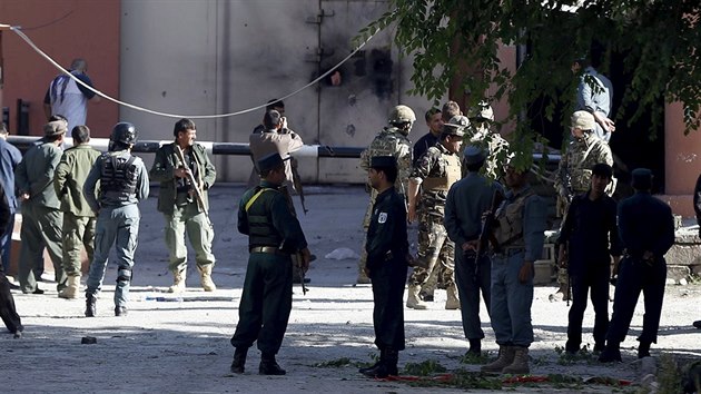 Afghnsk bezpenostn sly a jednotky NATO hldkuj u brny hotelu v dipomatick sti Kbulu, na kter zatoili ozbrojenci Talibanu. (27. 5. 2015)
