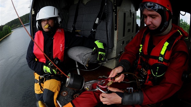 Pražští hasiči cvičili společně s posádkou policejního vrtulníku Bell 412 a...