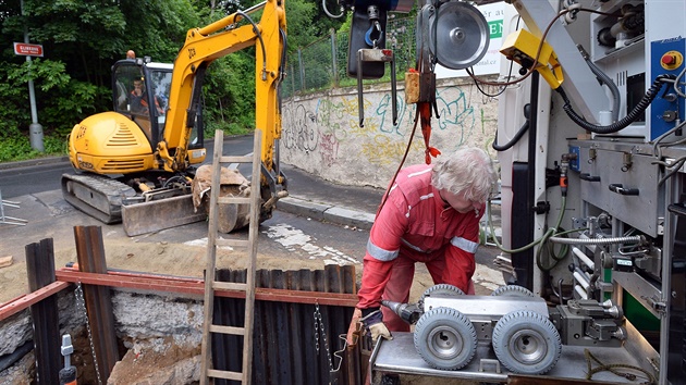 Pracovníci Praských vodovod a kanalizací zaali dnes zkoumat kamerovým...