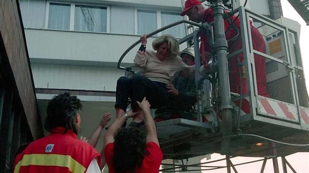 Evakuace hostů a personálu z hotelu Olympik v Karlíně pomocí vysokozdvižné...