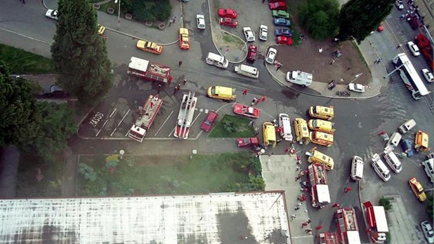 Hasičské vozy a sanitky při požáru hotelu Olympik v Karlíně.