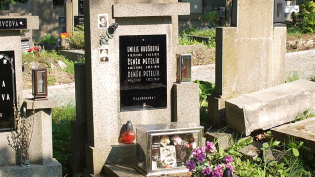 Hrob Čeňka Petelíka na plzeňských hřbitovech.