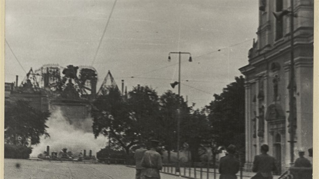 V srpnu 1945 byla budova na dnešním Moravském náměstí odstřelena. Jeho zbytky museli rozebrat němečtí obyvatelé před svým vysídlením z města.