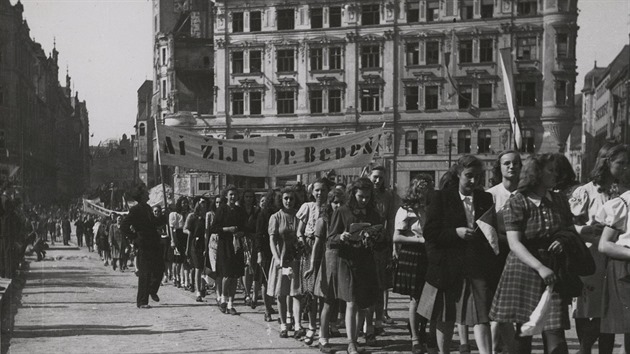 Dvanáctého května 1945 vítají čeští Brňané prezidenta Beneše, snímek z Náměstí svobody.