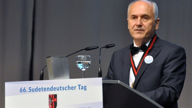 Rakousk diplomat slovinskho pvodu Valentin Inzko pevzal na 66. sudetonmeckm sjezdu v Augsburgu Evropskou cenu Karla IV. (23. kvtna 2015).