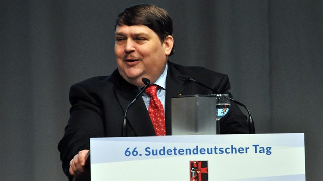 Mluv Sudetonmeckho zemskho spolku Bernd Posselt vystoupil na 66. sjezdu sudetskch Nmc v Augsburgu (23. kvtna 2015).