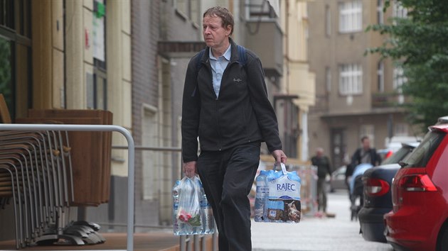 Lidé v Praze-Dejvicích by neměli pít vodu z kohoutku. Může jim způsobit střevní potíže. Nakupují proto vodu balenou.