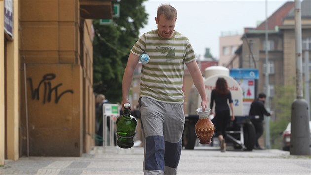 Lidé v Praze-Dejvicích by neměli pít vodu z kohoutku. Může jim způsobit střevní potíže. Nakupují proto vodu balenou a můžou využít i přistavených cisteren s pitnou vodou (24. května 2015).