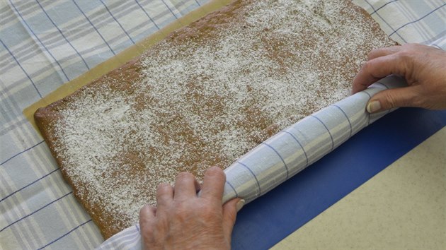 Pocukrovaný teplý piškot včetně podkladové textilní utěrky i listu papíru pevně zarolujte. Křehké okraje se vyplatí odkrojit.

 

