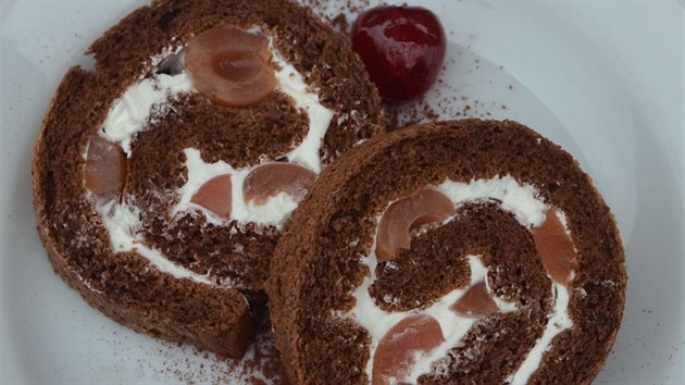 Čokoládový piškot, šlehačková náplň v kombinaci s kompotovanými třešněmi a čokoládou, to jsou hlavní atributy schwarzwaldského dortu, ale i jeho nejrůznějších variant včetně rolády.
