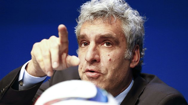 Walter De Gregorio, mluv Mezinrodn fotbalov federace (FIFA) bhem tiskov konference v Curychu, kter reagovala na zatykn vznamnch fotbalovch funkcion.
