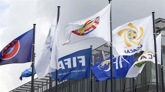 Sdlo Mezinrodn fotbalov federace FIFA v Curychu, ped nm jsou prapory jednotlivch kontinentlnch federac.