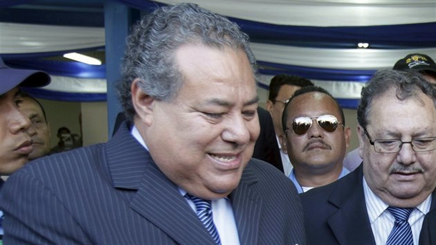 Julio Rocha, prezident fotbalov federace Nicaraguay, (vlevo) a f svtovho fotbalu Sepp Blatter v roce 2011 slavnostn otevraj stadion v Managuay. Rocha je jednm ze zatench v korupnm skandlu tkajcch se vlivnch funkcion.


. The Swiss Federal Office of Justice (FOJ) said it had blocked accounts at several banks in Switzerland after police arrested some of the most powerful figures in global soccer on Wednesday in U.S. and Swiss corruption cases. The FOJ said a further wanted soccer official had been arrested on a request from the United States and named Eugenio Figueredo, Eduardo Li, Jose Maria Marin, Julio Rocha, Costas Takkas, Jeffrey Webb, and Rafael Esquivel as the seven officials currently in detention pending extradition. According to a FIFA spokesman, Blatter is not involved in the investigation. REUTERS/Oswaldo Rivas/Files