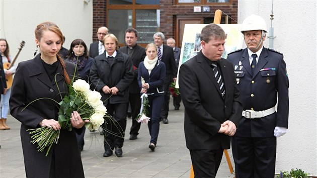 Petru Vejvodovi zavradnmu loni na podzim ve rsk obchodn akademii byla ve stedu, v den jeho nedoitch sedmnctch narozenin, na budov koly odhalena pamtn deska. Pietnmu aktu pihlely destky lid, zastnili se ho i rodie zavradnho studenta.