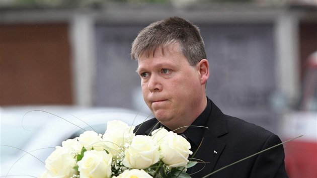 Petru Vejvodovi zavradnmu loni na podzim ve rsk obchodn akademii byla ve stedu, v den jeho nedoitch sedmnctch narozenin, na budov koly odhalena pamtn deska. Na snmku Petrv otec Kamil Vejvoda.