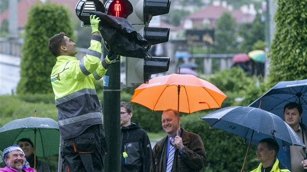 Na nmst Jana Palacha instalovali nov odpotov nvstidla, kter chodcm ukou, kolik asu maj na oputn pechodu.