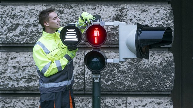 Na nmst Jana Palacha instalovali nov odpotov nvstidla, kter chodcm ukou, kolik asu maj na oputn pechodu.