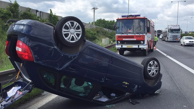 Na trboholsk spojce dolo ve stedu rno ke stetu osobnho automobilu s nkladnm vozidlem. Auto poslze skonilo na stee.