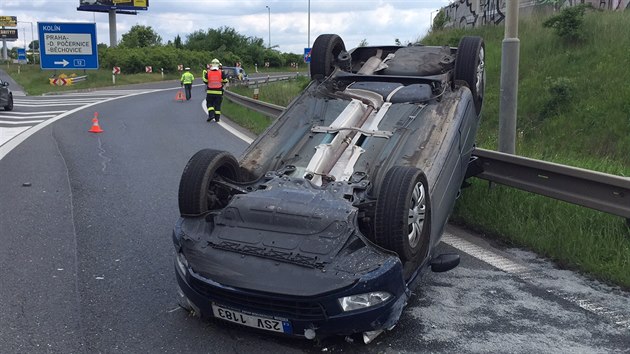 Na trboholsk spojce dolo ve stedu rno ke stetu osobnho automobilu s nkladnm vozidlem. Auto poslze skonilo na stee.