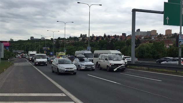 Na Jin spojce u sjezdu na Kr dolo ke stetu esti dopravnch prostedk, z toho ti byly policejn vozy, jeden osobn automobil a motorka.