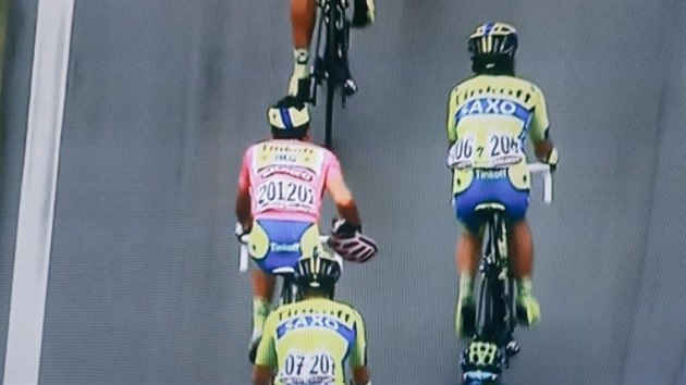 Alberto Contador bez helmy - usvdujc momentka z dest etapy Gira.