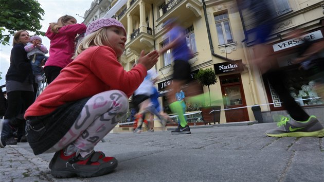 Podl trati povzbuzovali bce divci veho vku.