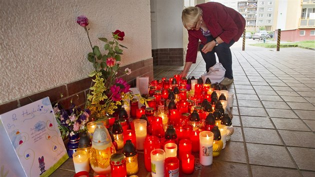 V Horní Bříze na Plzeňsku, kde byla v pondělí zavražděna knihovnice, lidé vytvořili pietní místo. Nosí sem svíčky a květiny. (26. května 2015)