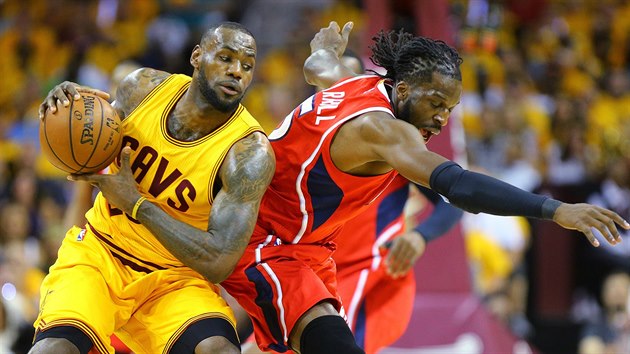 LeBron James z Clevelandu (vlevo)  v souboji s DeMarre Carrollem z Atlanty.