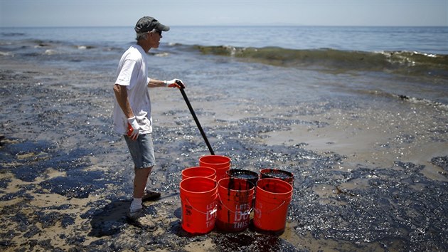 Dobrovolnci ist psek od ropy v Refugio State Beach v kalifornsk Golet (21. kvtna 2015).