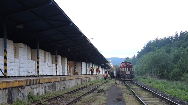 U Bludova ujely cisterny s chemikliemi, narazily do stojcho vlaku (22. kvtna 2015).