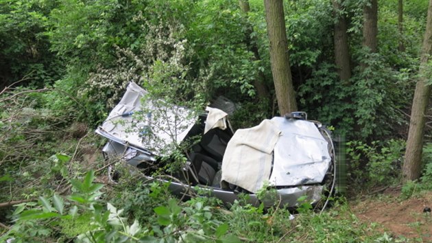 Řidič seatu dostal při předjíždění na silnici R46 smyk a narazil do volkswagenu, obě auta poté vyletěla ze silnice a skončila zničená ve strmém svahu.