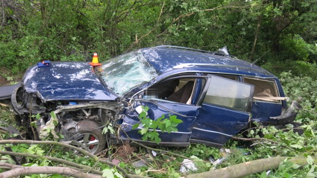 Řidič seatu dostal při předjíždění na silnici R46 smyk a narazil do volkswagenu, obě auta poté vyletěla ze silnice a skončila zničená ve strmém svahu.
