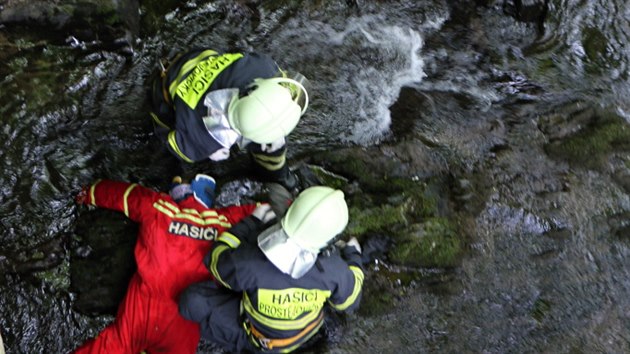 Devět jednotek dobrovolných hasičů soutěžilo v tradičním klání Rallye Hamry. Jedním z úkolů byla i záchrana člověka, který spadl do potoka.