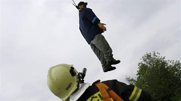 Devět jednotek dobrovolných hasičů soutěžilo v tradičním klání Rallye Hamry. Jedním z úkolů byl i zásah u oběšeného člověka.