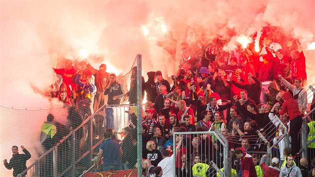 Fanouci fotbalov Sparty na stadionu v eskch Budjovicch.