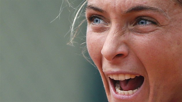 RADOST. Sara Erraniov slav zisk fiftnu v prvnm kole Roland Garros 2015.