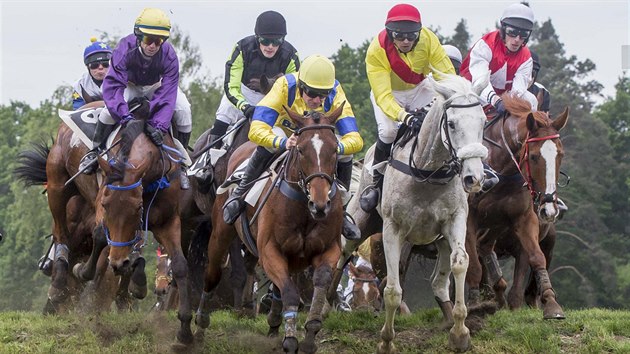 Momentka z kvalifikace na Velkou pardubickou