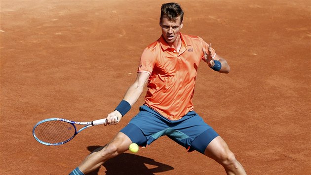 Tom Berdych bhem souboje v 2. kole Roland Garros proti Radku tpnkovi