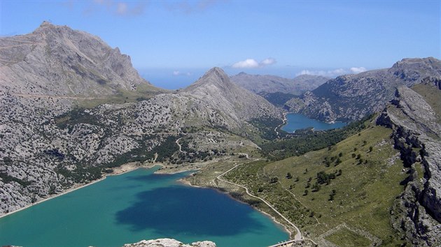 Nezvyklý obrázek z Mallorcy: jezera Cúber a Gorg Blau pod nejvyšším vrcholem Puig Major